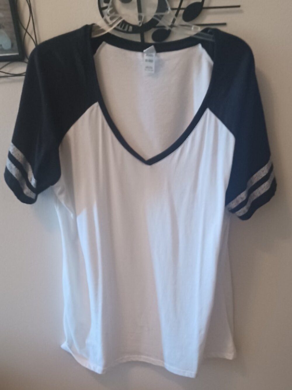 Plus District Black/White Striped Sleeve V Neck Like New Stretchy T-Shirt XXL